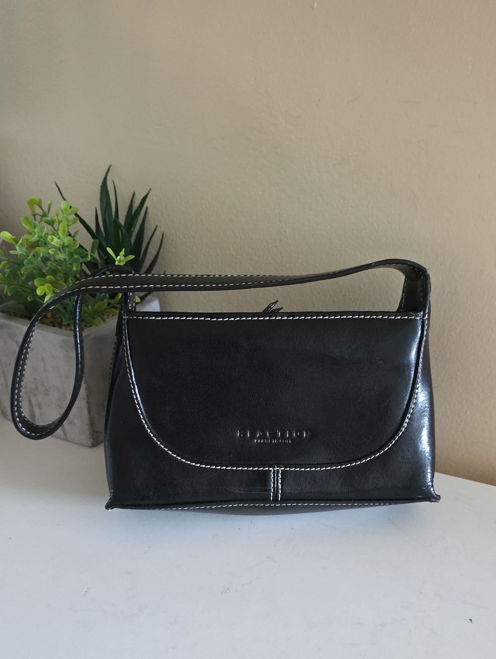 Vintage Y2K Mini Kenneth Cole Reaction Leather Hobo Bag O/S